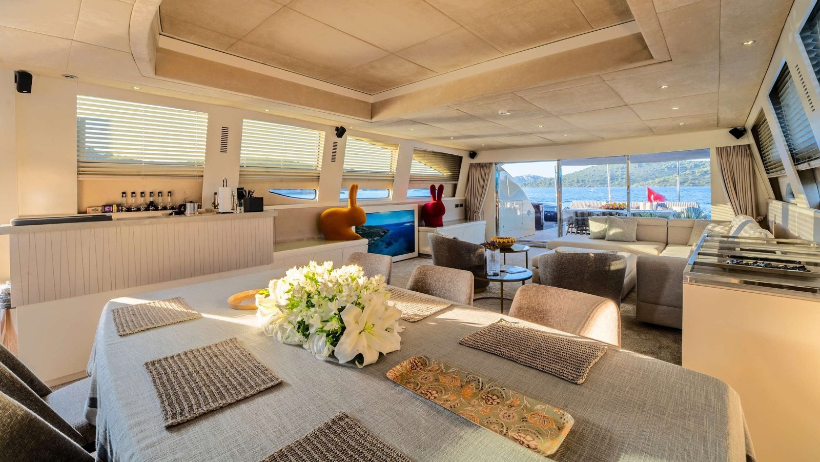 LUX-KYN main saloon interior