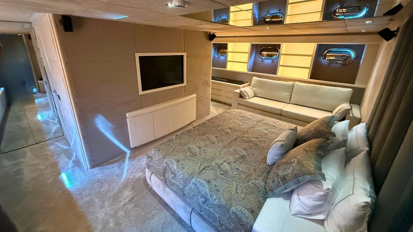 Master cabin on LUX-KYN overnight yacht in Bodrum