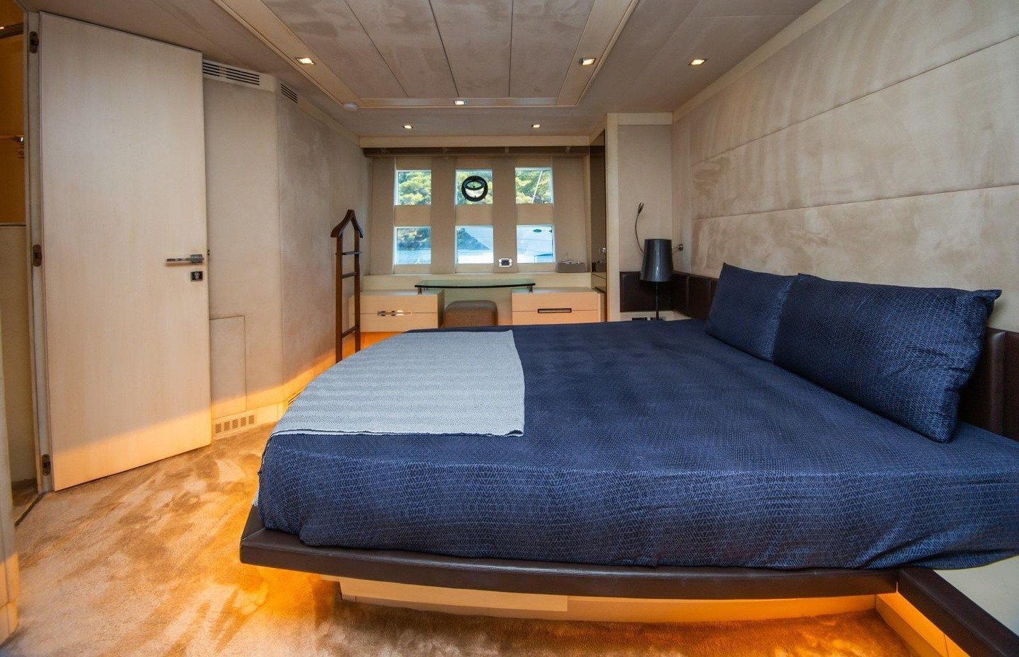 Master cabin on LUX-AZM86 overnight yacht in Bodrum