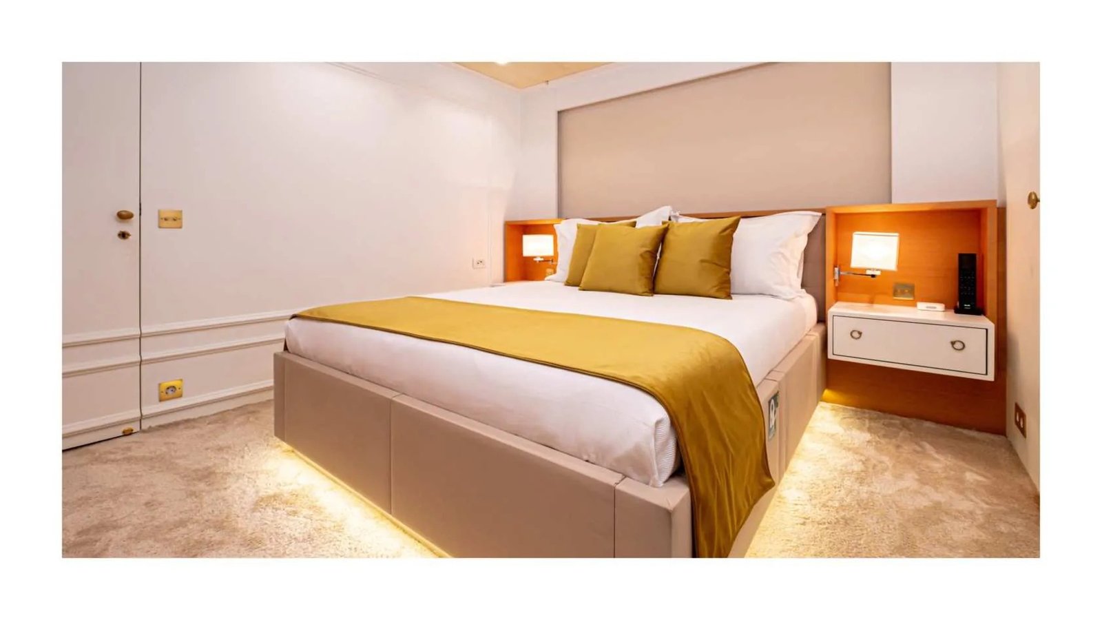 Double guest cabin aboard LUX40M