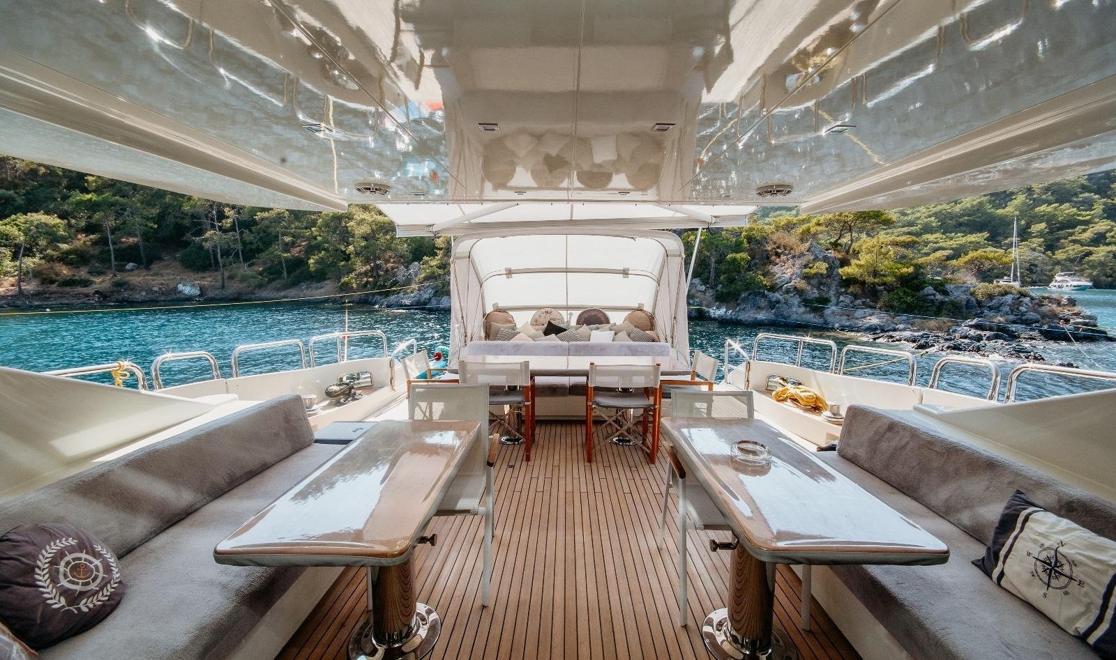 Aft deck dining area on LUX-AZM86 Azimut yacht