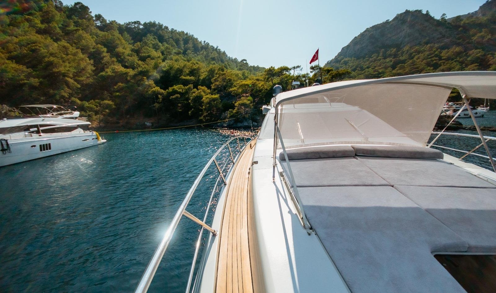 Bow walkway on LUX-AZM86 private yacht in Bodrum